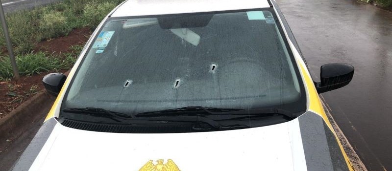 Suspeito de roubo morre e outro é baleado em confronto com polícia