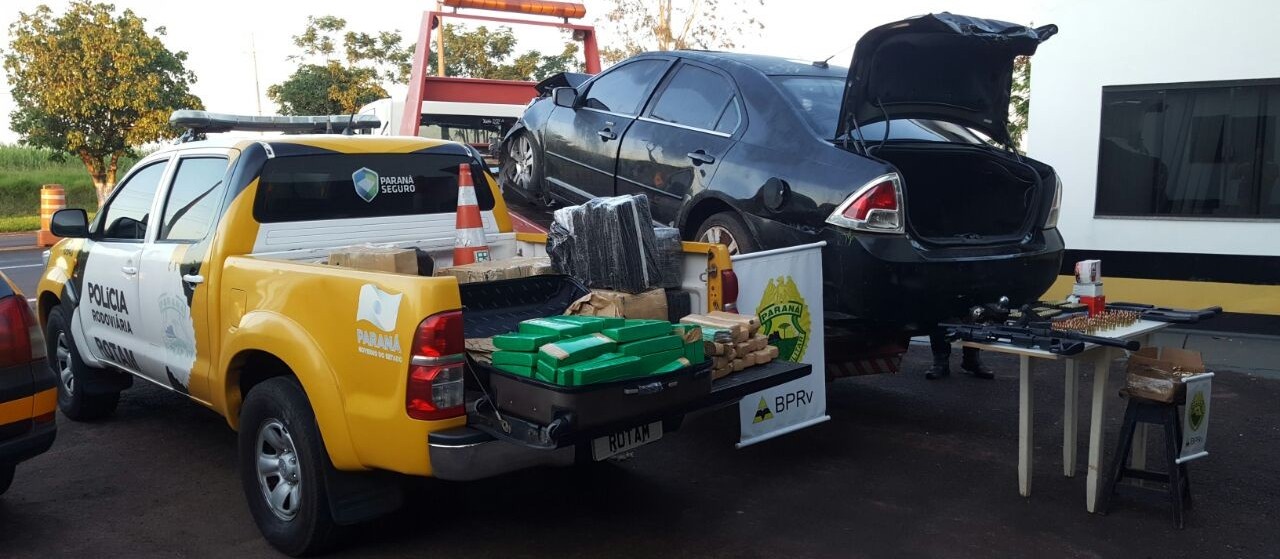 Carro capota e PRE apreende drogas e munições