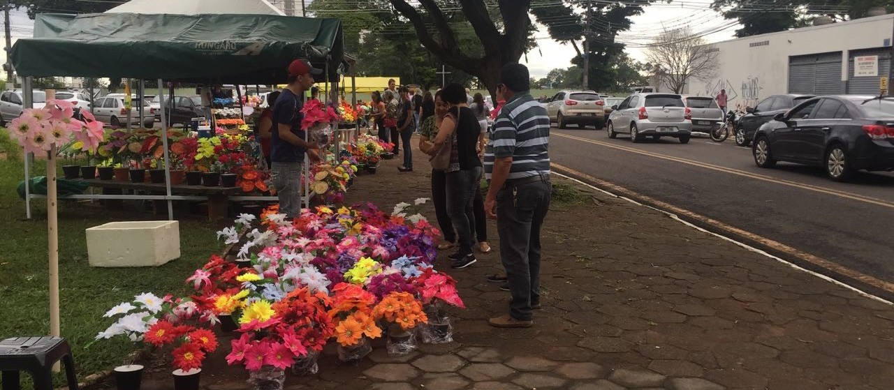 Procon identifica variação de quase 1000% em preços de flores em Maringá