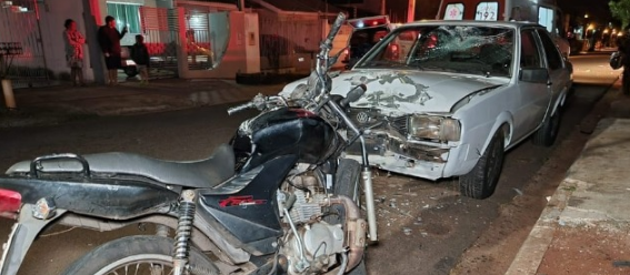 Motociclista fica gravemente ferido após colidir contra carro estacionado, em Maringá