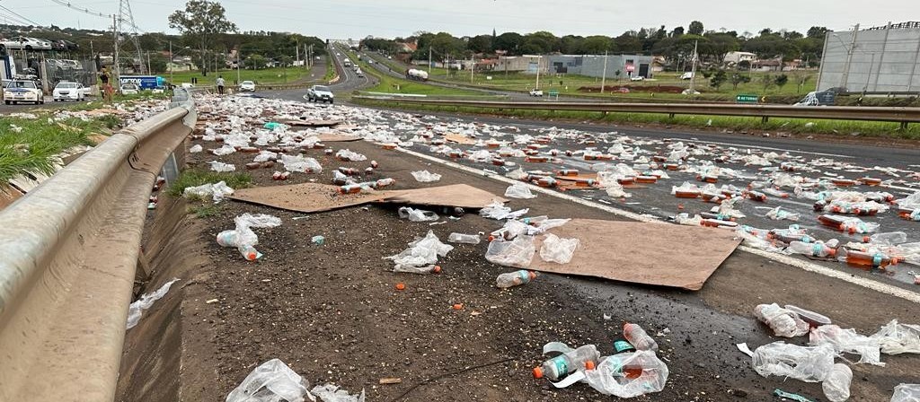 Carga de chás cai de caminhão no Contorno Norte em Maringá