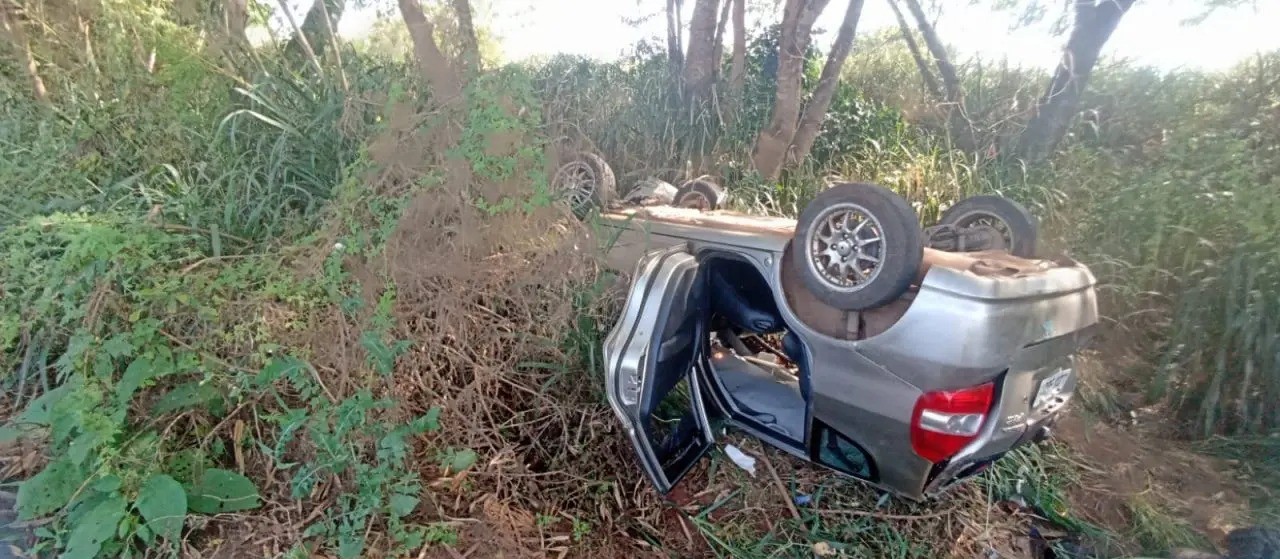 Por causa de celular guardado no bolso casal se salva em acidente na PR-317