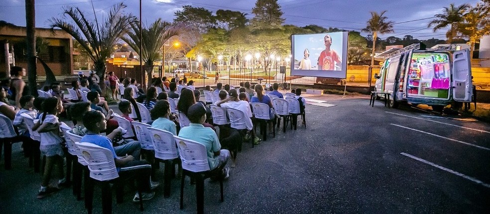 'Cinesolar': projeto exibe filmes em praça pública usando energia solar 