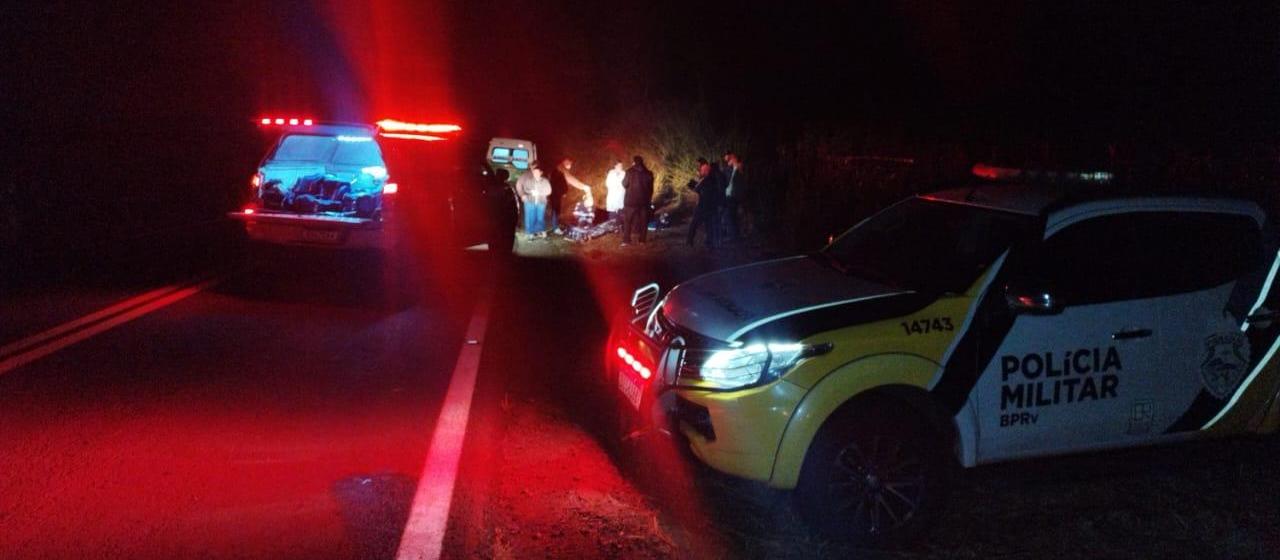 Carro bate em barranco, capota e motorista morre na PR-546