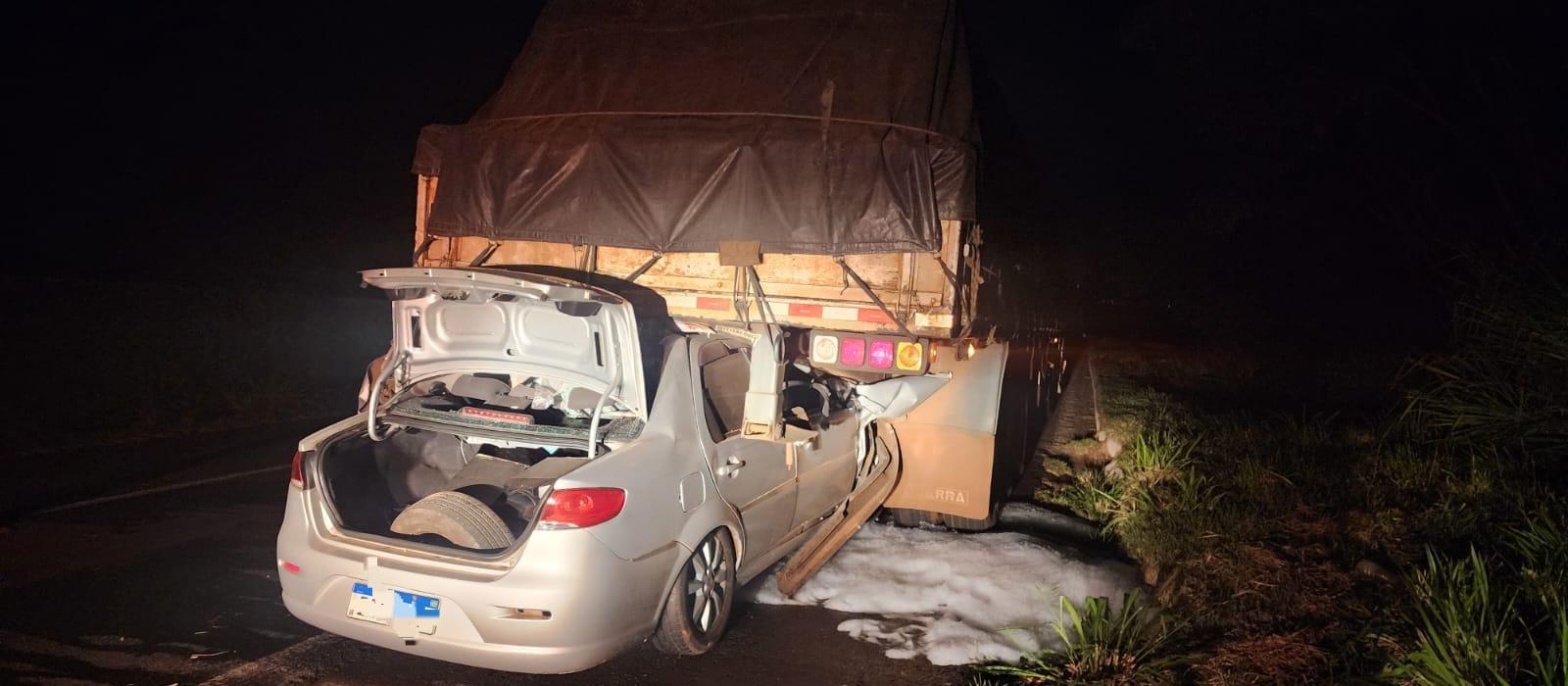 Carro bate na traseira de caminhão e motorista fica gravemente ferido