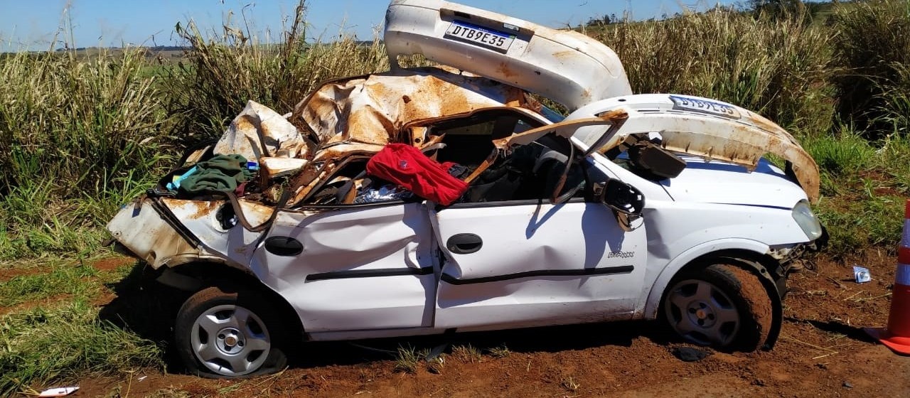 Carro é alvo de tiros na rodovia, capota e um passageiro morre