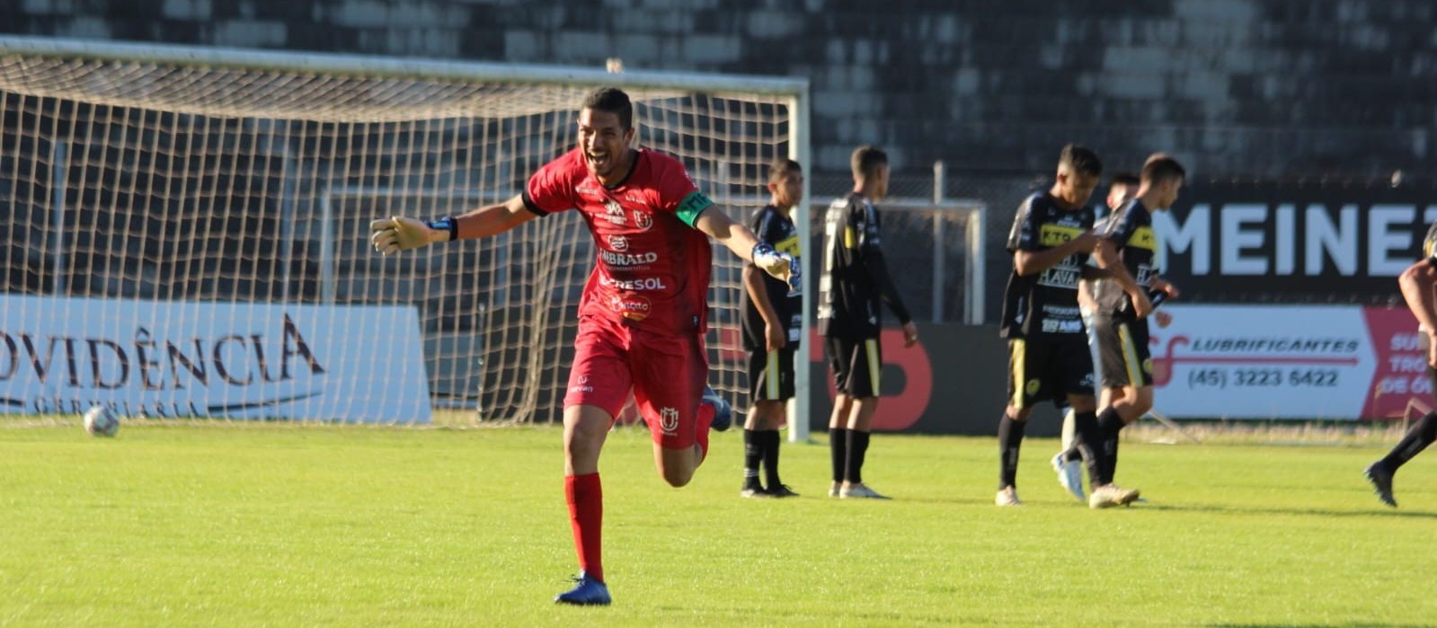Goleiro do Maringá FC marca golaço de falta em jogo do Paranaense Sub-20