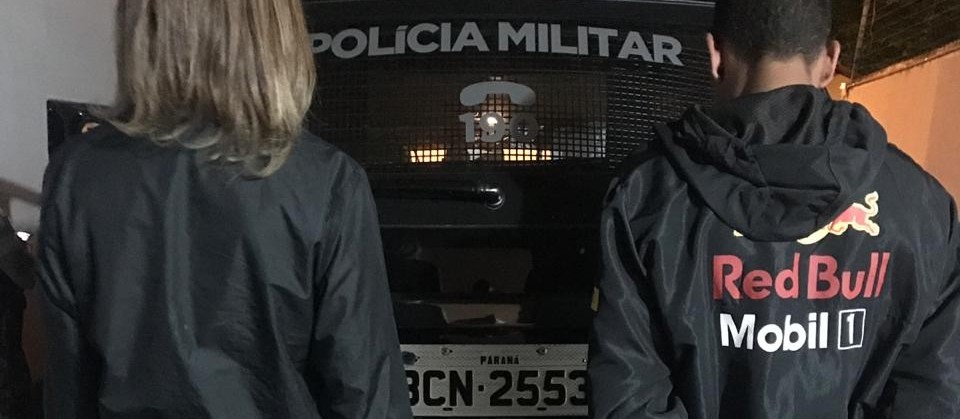 Casal é preso com drogas, carregadores de pistola e balança de precisão 