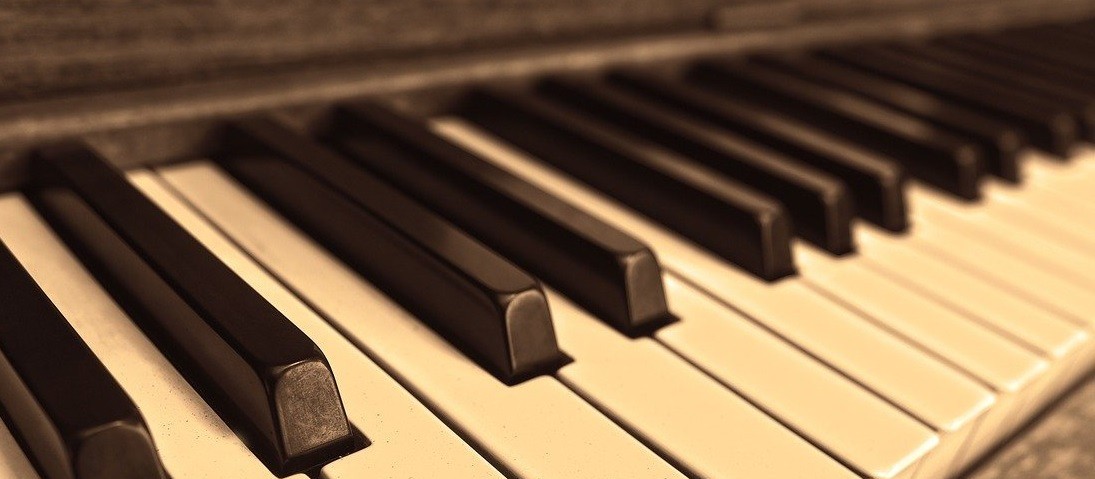 Autorizado pela Prefeitura, setor musical se adapta na noite em Maringá