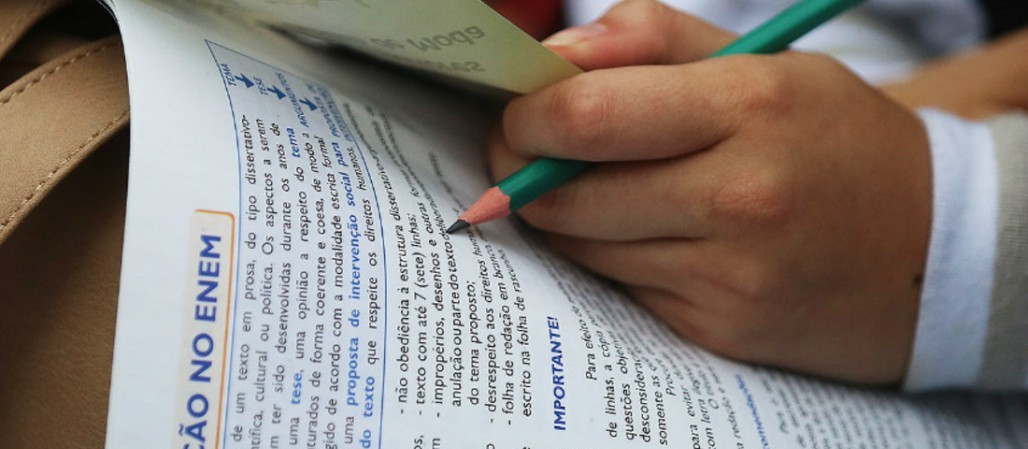 Candidatos são dispensados no meio do Enem por falta de energia em faculdade, em Maringá