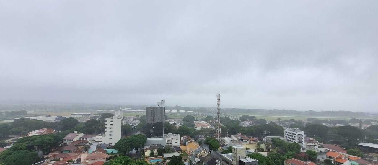 Domingo será de chuvas e temperaturas mais amenas em Maringá