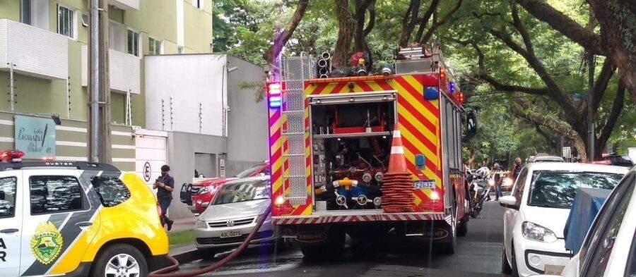 Homem que ateou fogo em apartamento se entrega à PM após 4 horas de negociação