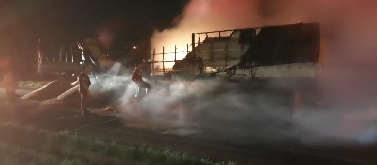 Caminhão pega fogo na PR-218, em Iguaraçu