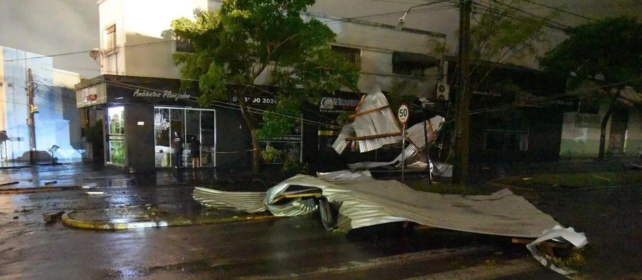 Temporal com ventos de 52 km/h causa estragos em Paranavaí