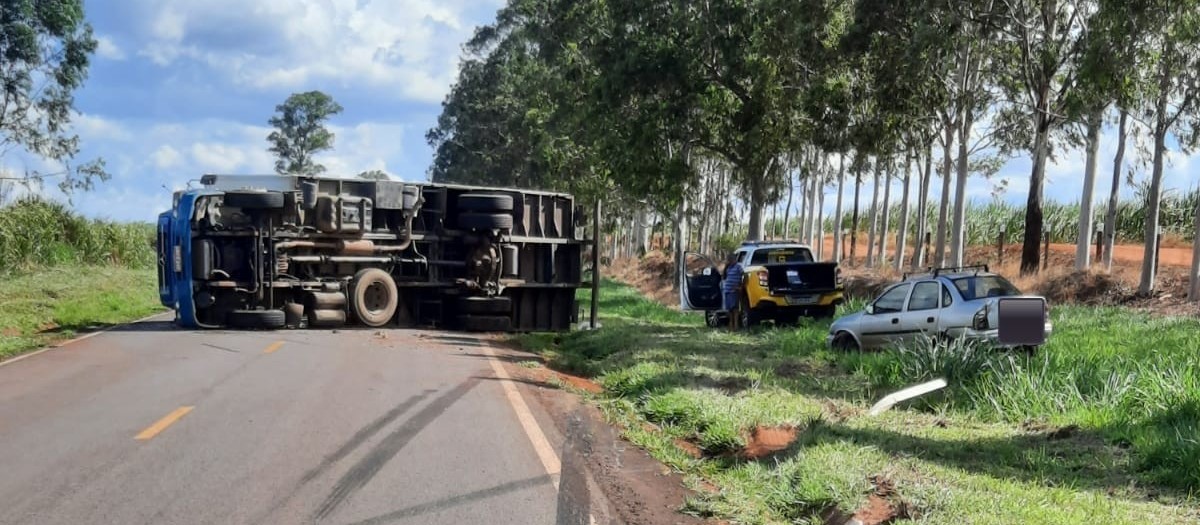 Caminhão baú tomba na PR-180 em Guairaçá e rodovia fica interditada