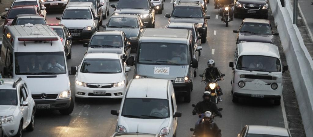 30% dos brasileiros donos de carro abririam mão do veículo por outro meio de transporte