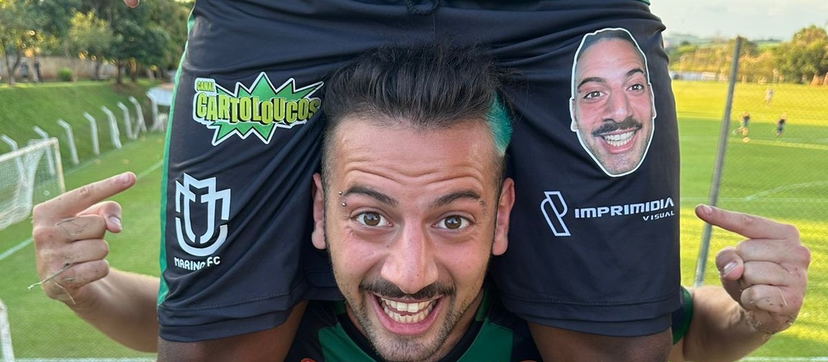 ‘Cartolouco’ patrocina MFC estampando próprio rosto no uniforme do time 