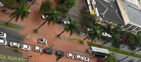 Chuva volta a causar estragos em Maringá; pelo menos 10 mil imóveis estão sem luz