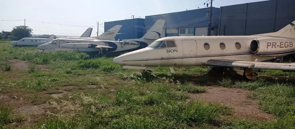 Em Maringá, ‘cemitério de aviões’ no aeroporto guarda aeronaves que custam milhões de reais
