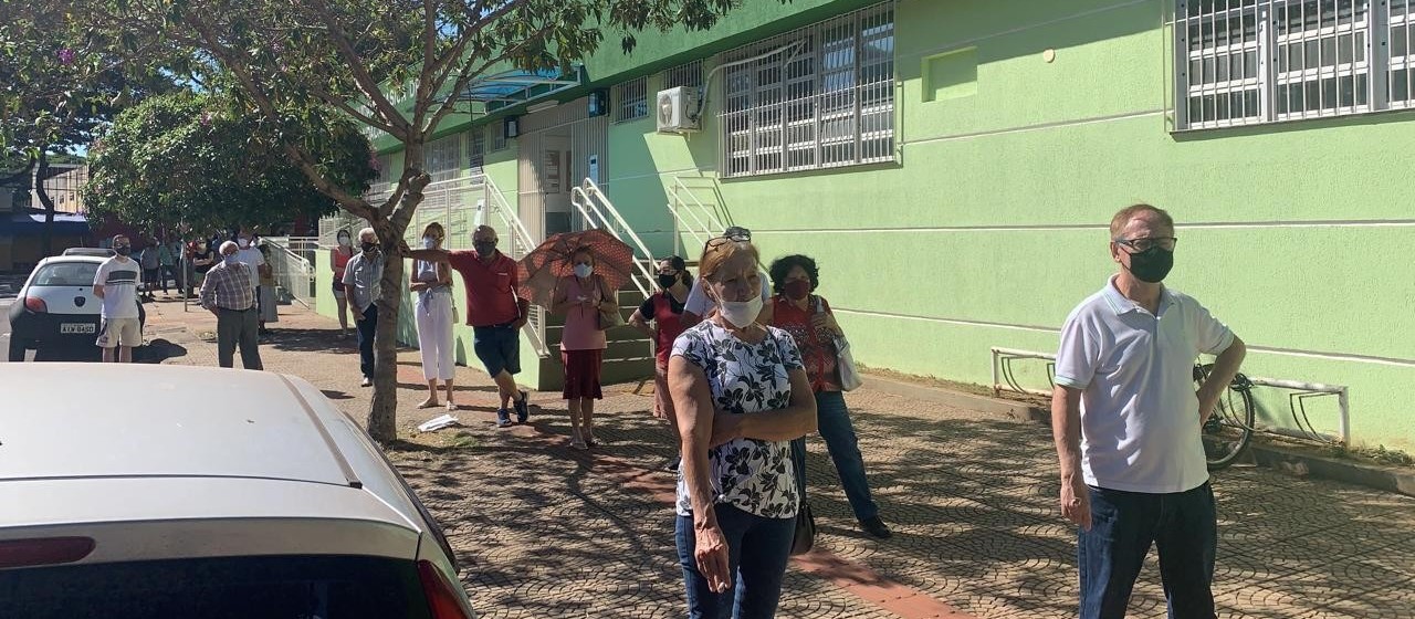 Muita fila na retomada da vacinação contra a Covid-19 com a 1ª dose em Maringá