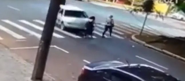 Mulher fica ferida ao ser atropelada na faixa de pedestre em Maringá; vídeo
