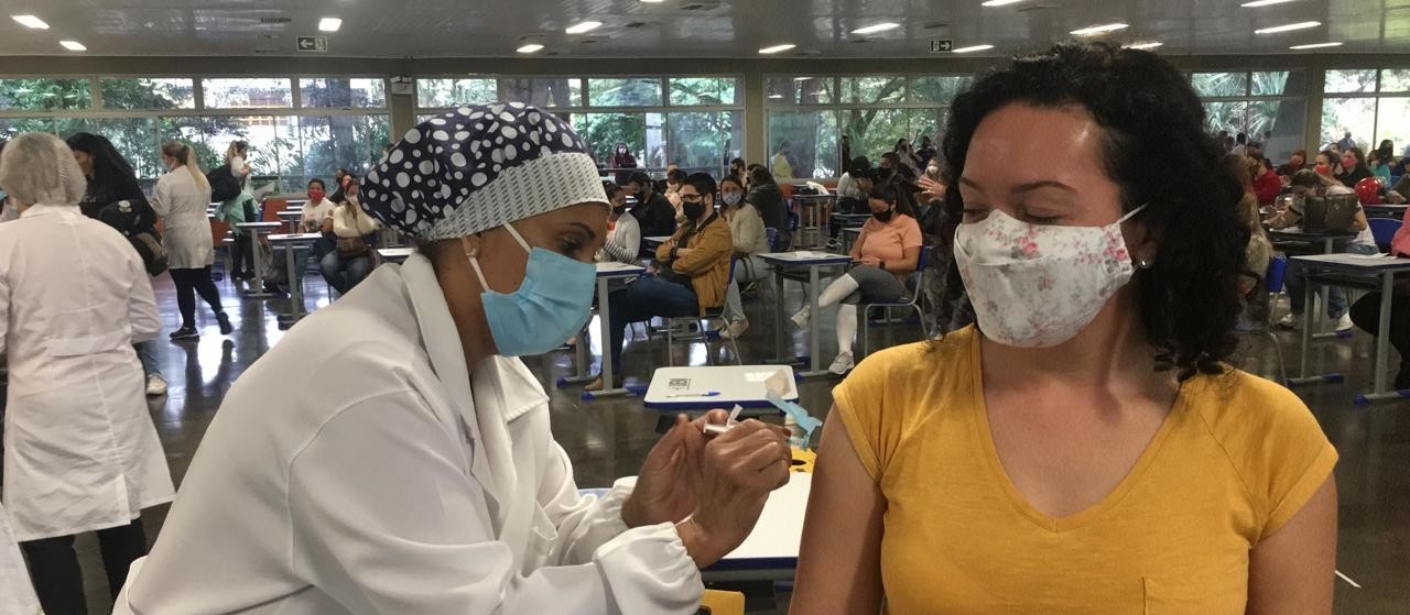 Milhares de profissionais da educação formam fila para se vacinar no RU