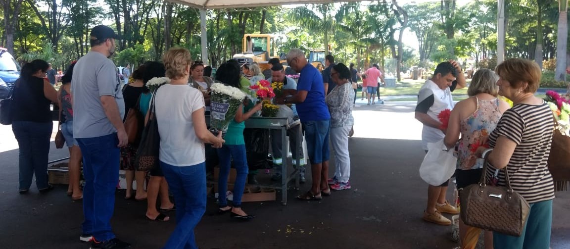 Cemitério Municipal recebe milhares de visitantes neste feriado