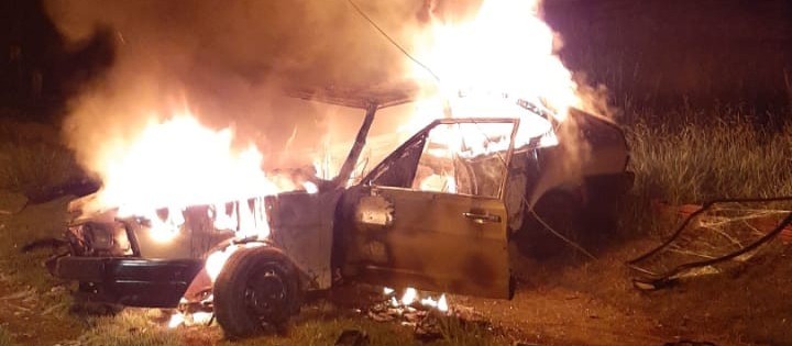 Após bater contra dois postes, motorista ateia fogo no próprio carro