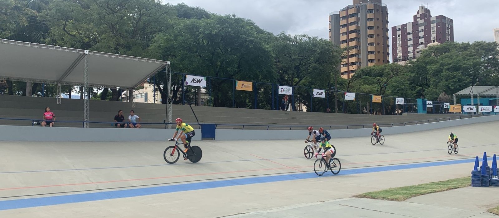 Ciclistas se preparam no último treino antes do início do Pan-americano, em Maringá