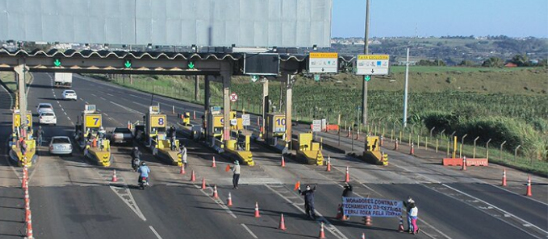 Moradores da estrada Terra Roxa voltam a liberar cancelas de pedágio