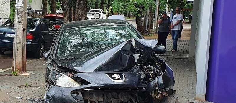 Homem fica gravemente ferido em acidente na Avenida Laguna, em Maringá