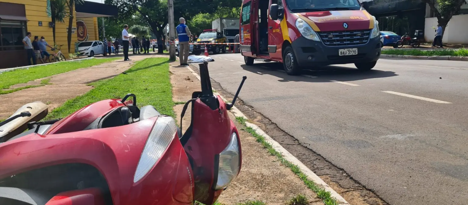 Mulher morre ao bater moto em carro e poste em Maringá