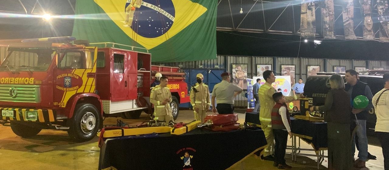 Equipamentos do Corpo de Bombeiros estão expostos em estande na Expoingá