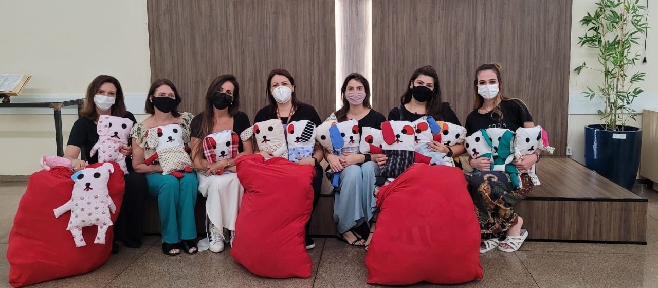 Alunos confeccionam e doam travesseiros personalizados para crianças hospitalizadas