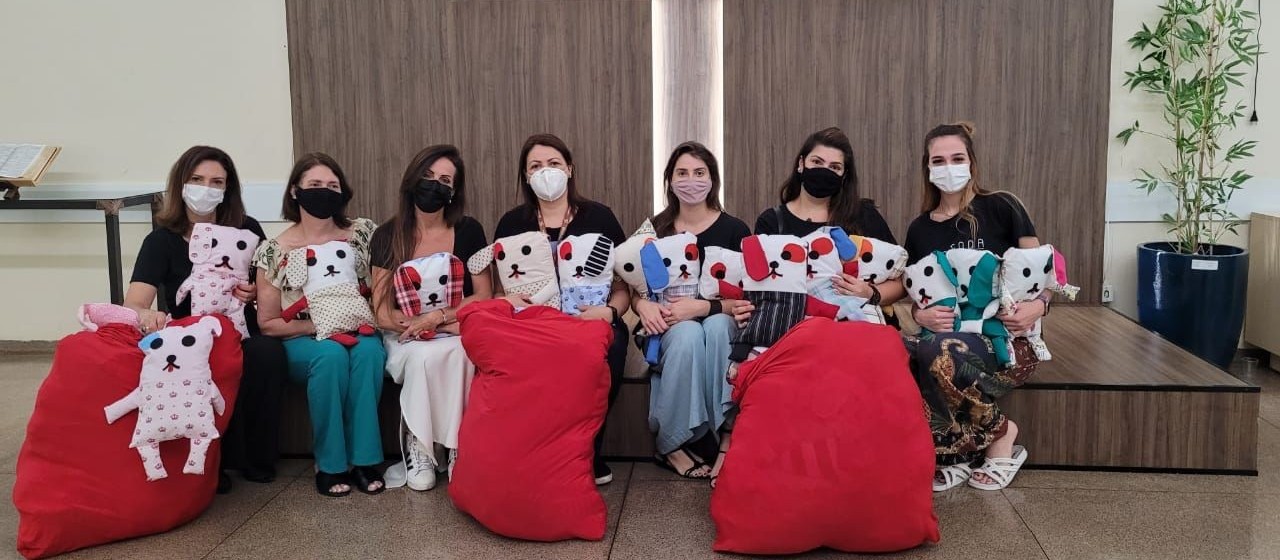 Alunos confeccionam e doam travesseiros personalizados para crianças hospitalizadas