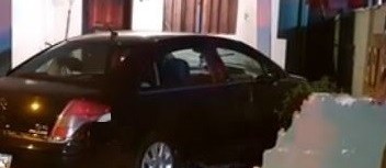 Carro conduzido por adolescente invade casa em Maringá