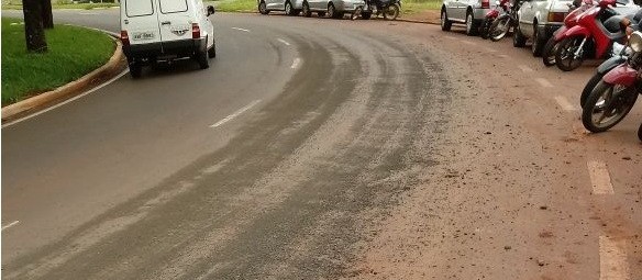 Caminhão derruba pedra brita em pista