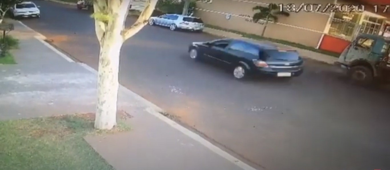 Vídeo mostra carro capotando após bater em veículos estacionados