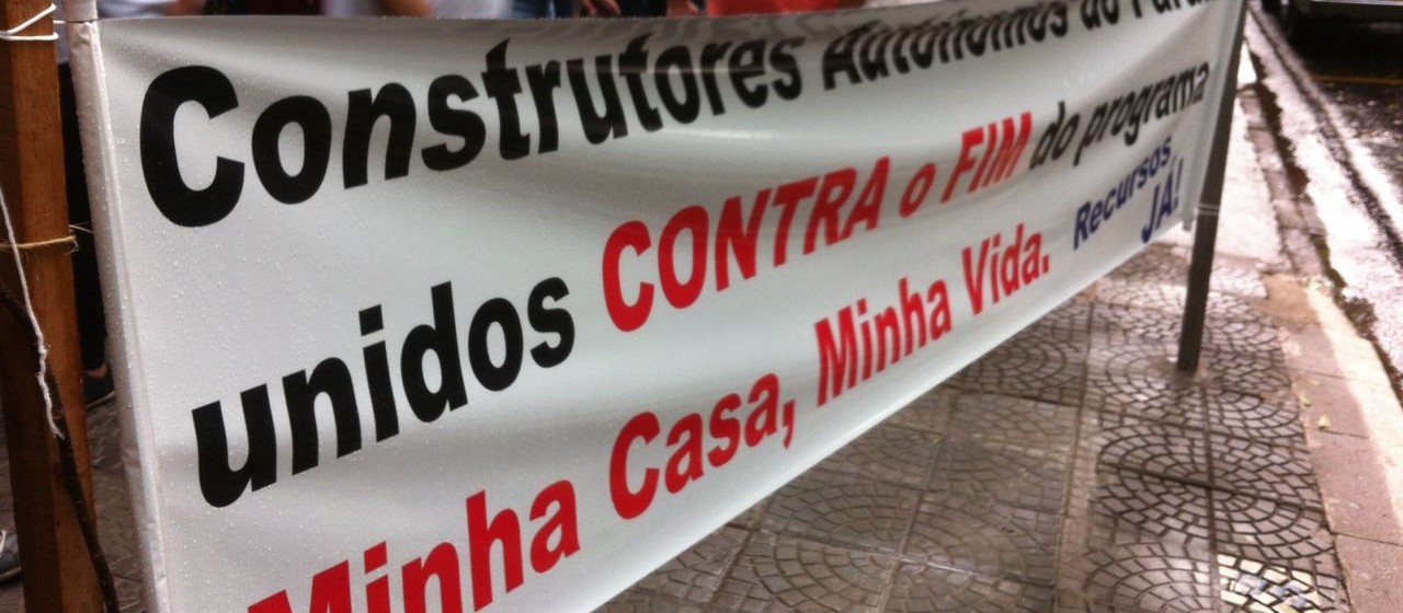 Empresários e trabalhadores protestam contra falta de recursos do MCMV