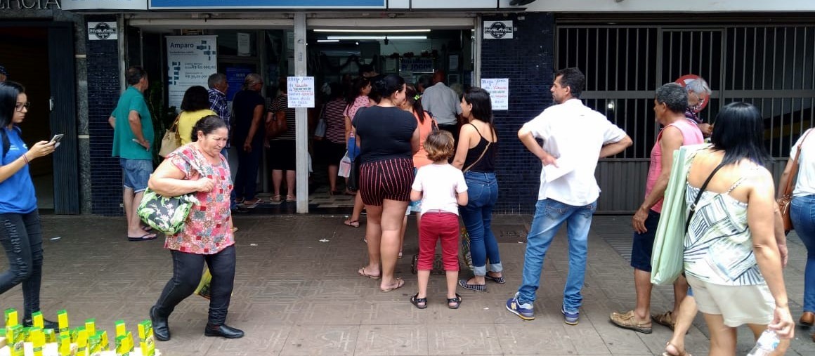 Maringaenses fazem fila para apostar na Mega da Virada