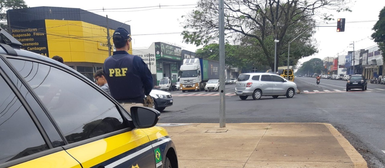 PRF faz campanha educativa na Avenida Colombo em Maringá