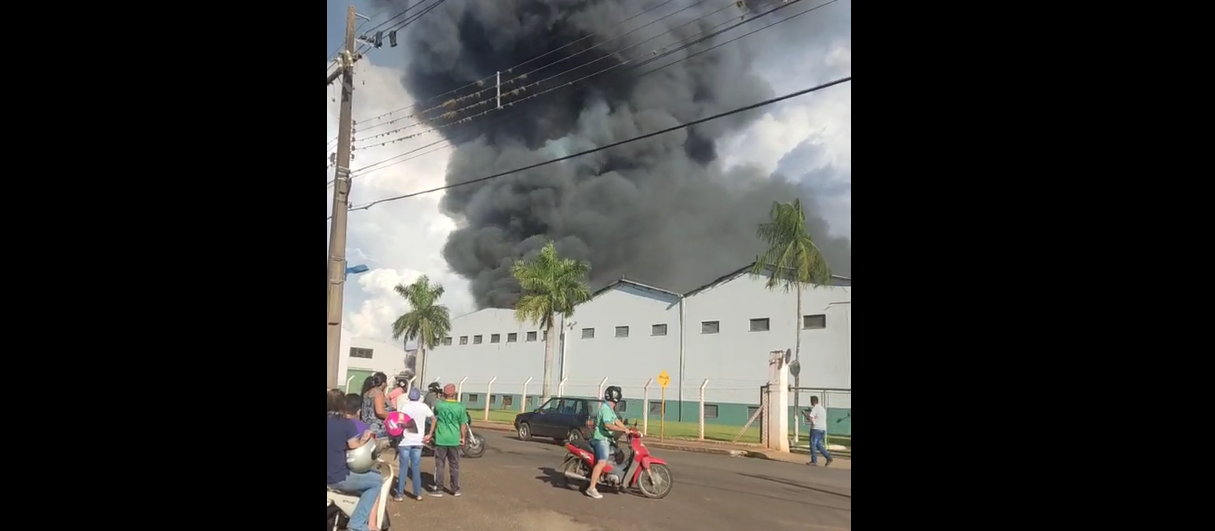 Incêndio atinge barracão de cooperativa em Mandaguari
