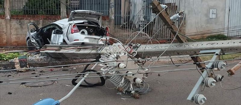 Carro derruba sete postes de energia elétrica em Maringá