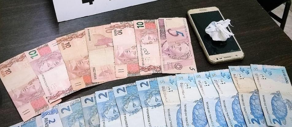 Motociclista alcoolizado é preso por tráfico após perseguição