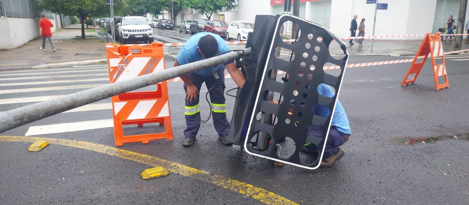 Caminhão derruba sinaleiro no cruzamento da Neo Alves e Getúlio Vargas