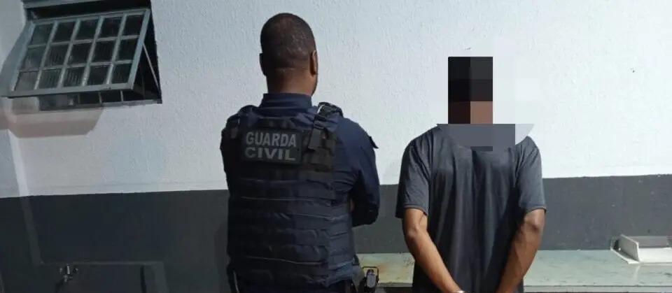 Homem é preso após agredir namorada com socos e chutes em Maringá