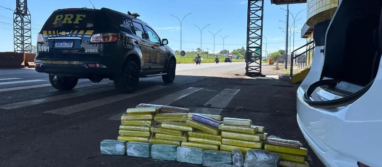 Drogas e anabolizantes são encontrados escondidos no teto de veículo na BR-376