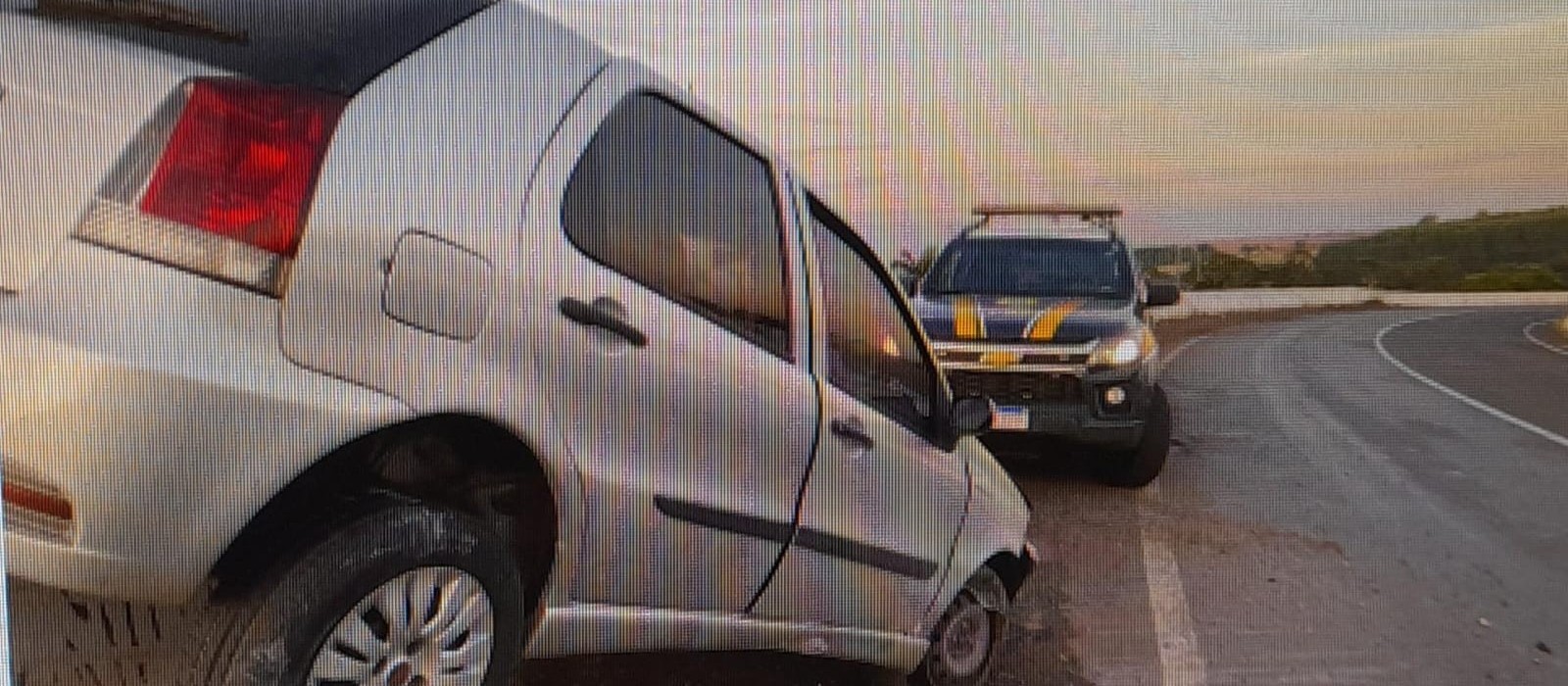 Carro com registro de furto bate e fica ‘pendurado’ em viaduto de Maringá