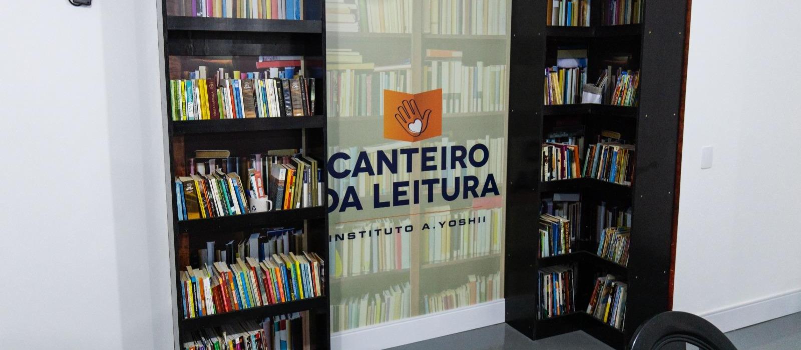 Construtora monta bibliotecas em canteiros de obra