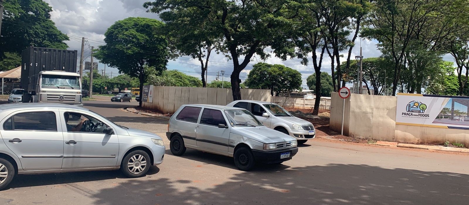 Motoristas reclamam do trânsito por causa da obra na Praça Ivaí em Maringá